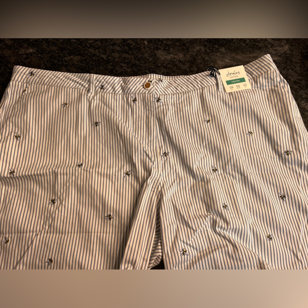 Joules plus sized bumble bee seersucker shorts